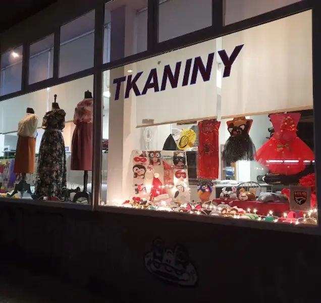 Witryna sklepu z dużym napisem „TKANINY”