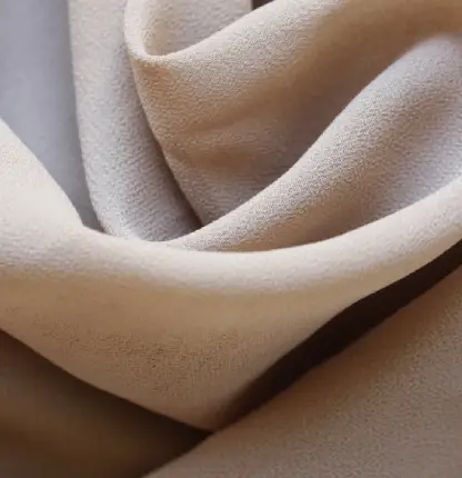 Zwiewny, lekkiej struktury materiał w odcieniu beżu